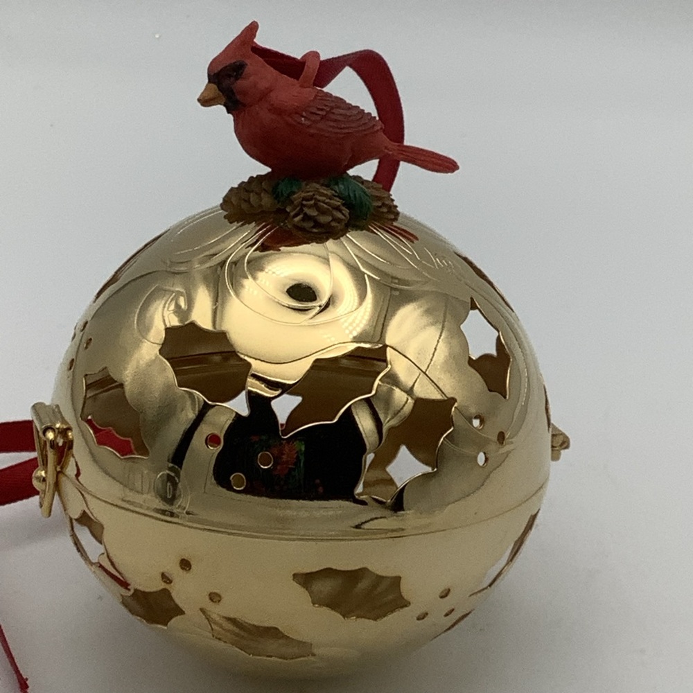 Lenox Winter Greetings Cardinal Giving Ball